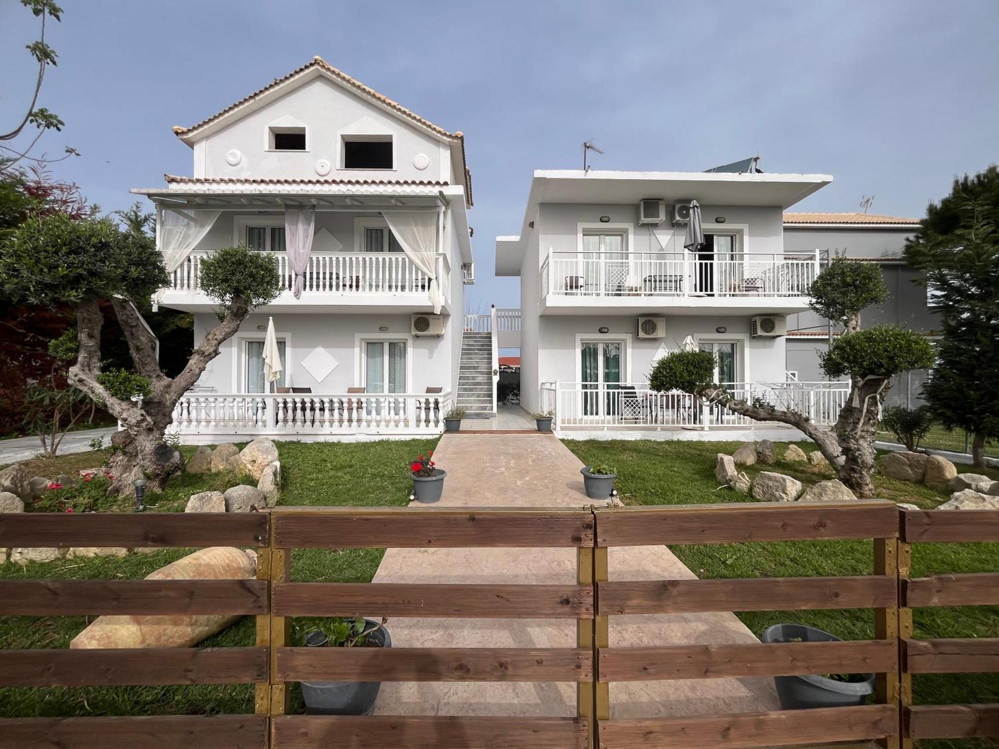 Villa Antonis Deluxe Apartments Amoudi Ngoại thất bức ảnh