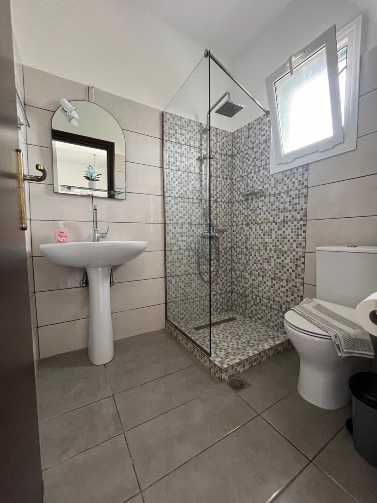 Villa Antonis Deluxe Apartments Amoudi Ngoại thất bức ảnh