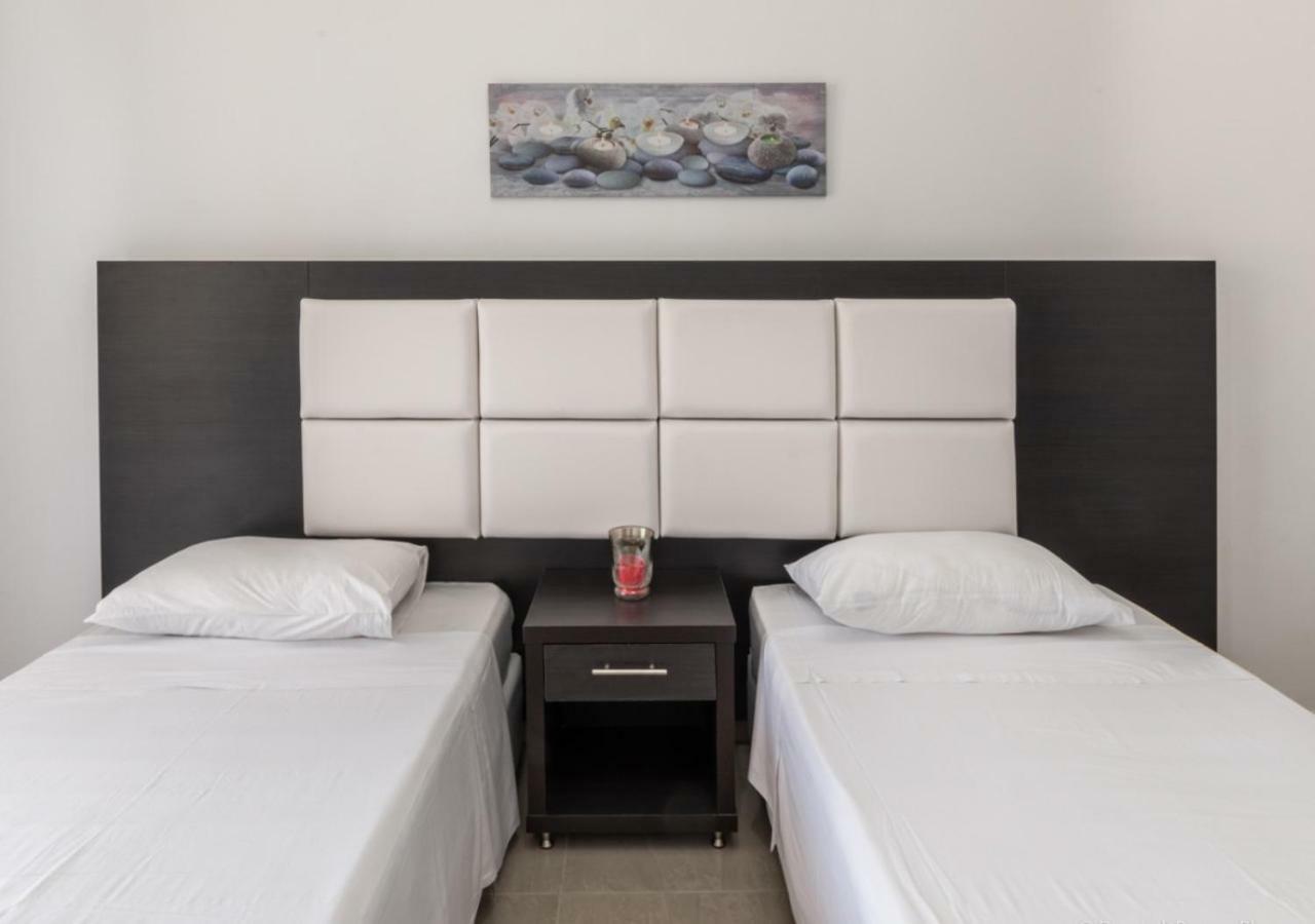 Villa Antonis Deluxe Apartments Amoudi Ngoại thất bức ảnh
